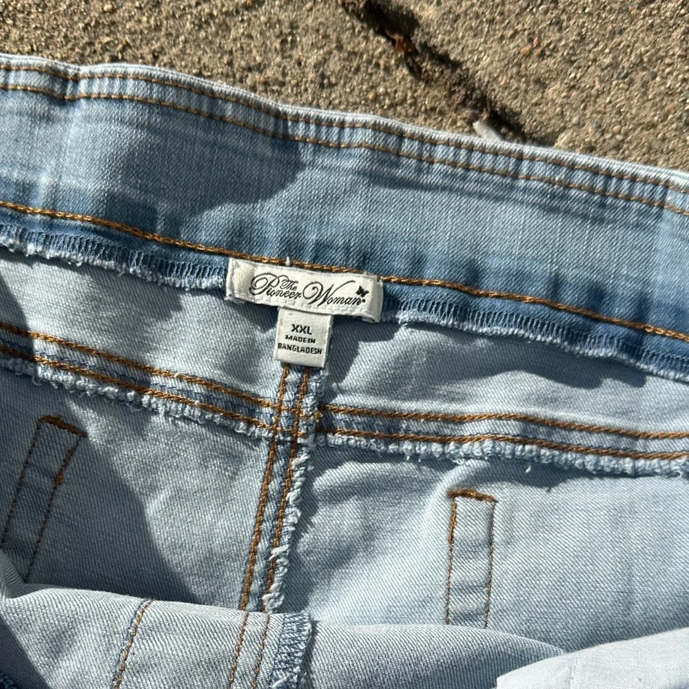 The Pioneer Woman Light Blue Cropped Jeans with Red Embroidery new w/tags XXL - Picture 3 of 12